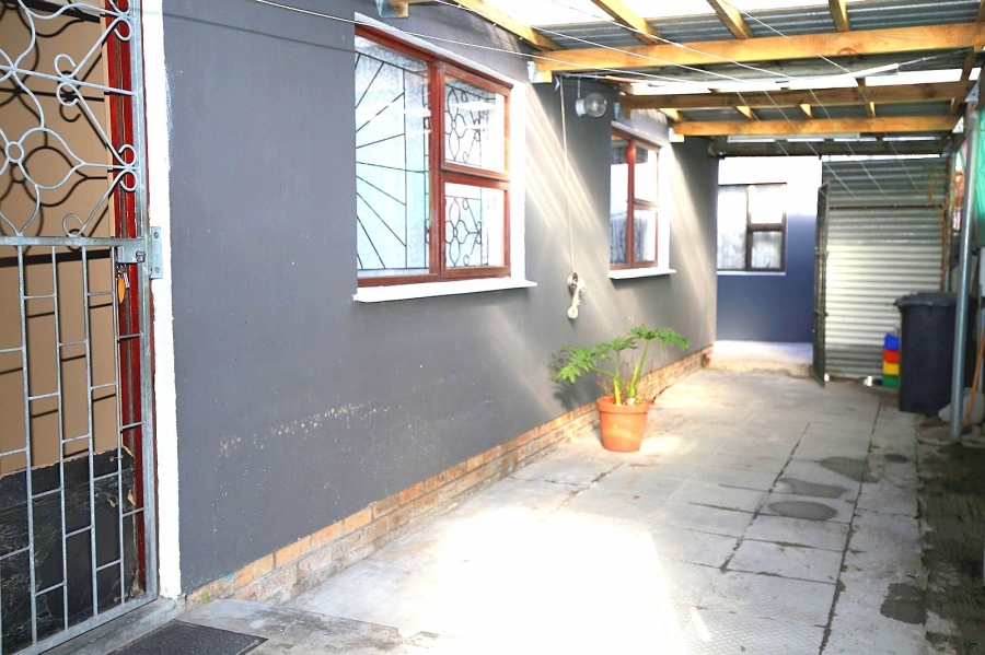 11 Bedroom Property for Sale in Ravensmead Western Cape